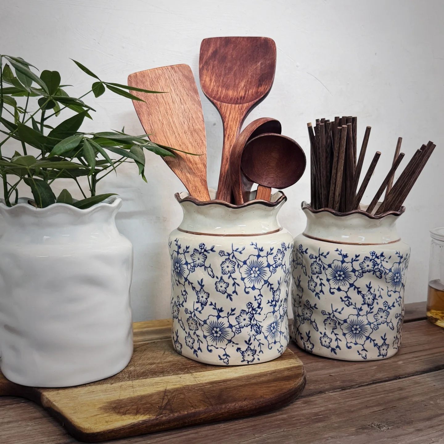 Commercial Kitchen Utensil Holder - 高級感のあるヴィンテージ風セラミック製箸立て。キッチン用品の整理に。お米用スプーン、お玉、ザルなどを収納可能。家庭用、業務用。新入荷。
